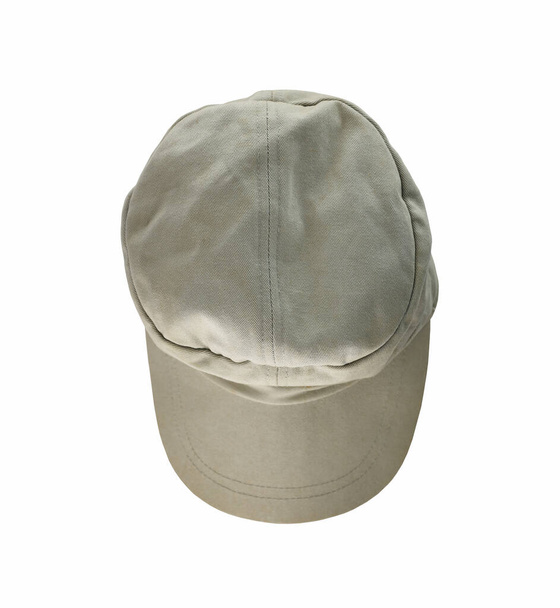 Γκρι καπέλο σε μια κορυφαία προβολή που απομονώνεται σε λευκό φόντο και έχουν μονοπάτια αποκοπής. - Φωτογραφία, εικόνα