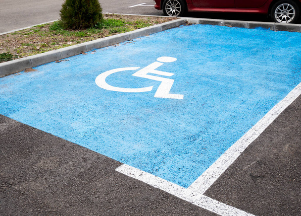 Behindertensymbol auf Parkplatz gemalt - Foto, Bild