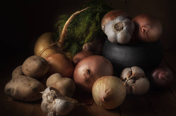 овощи на темном деревянном фоне в деревенском стиле - Фото, изображение