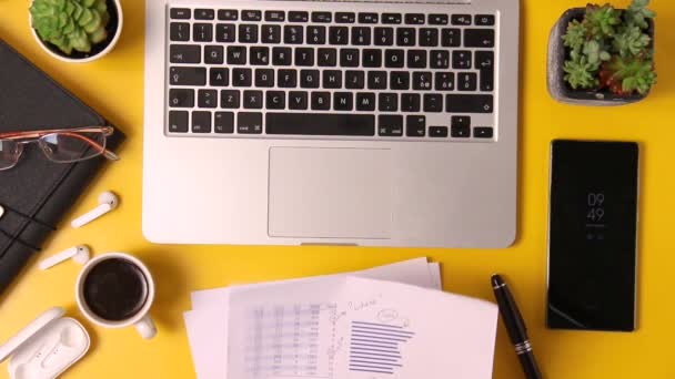 Сучасний офісний жовтий стіл і ділова жінка руки працюють зі звітами вид зверху
 - Кадри, відео