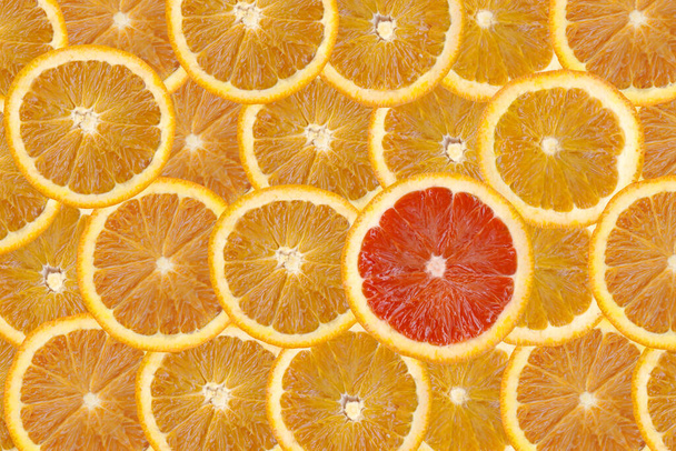 Rote Orange auf orangefarbenem Hintergrund, Konzept der Differenz. - Foto, Bild