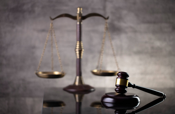 Hukuk ve adalet kavramı. Hukuk sembolleri: hakimler tokmak ve ölçek. - Fotoğraf, Görsel