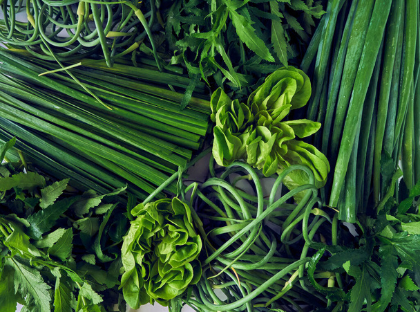 Hintergrund: frisches grünes Gemüse und Kräuter. Ansicht von oben. - Foto, Bild