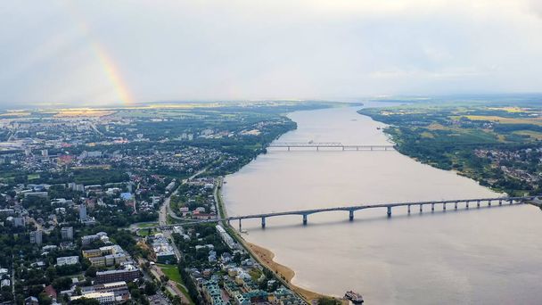 Kostroma, Rusland. Vlucht over het historische centrum van Kostroma. Regenboog en Wolga Rivier, Luchtfoto   - Foto, afbeelding