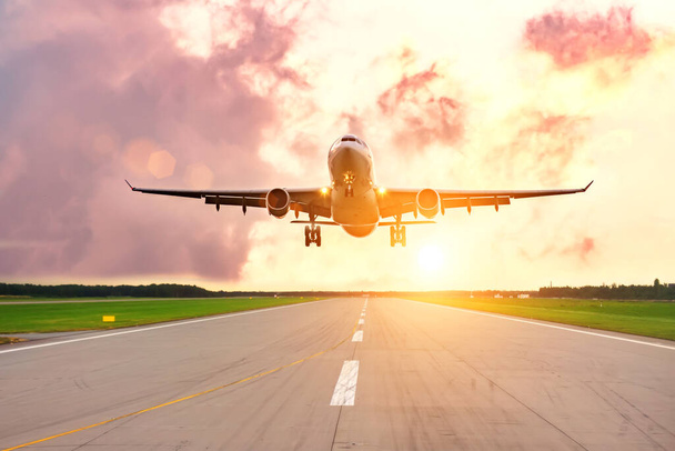 Самолёт приземляется в аэропорту с утренней спокойной посадкой - Фото, изображение
