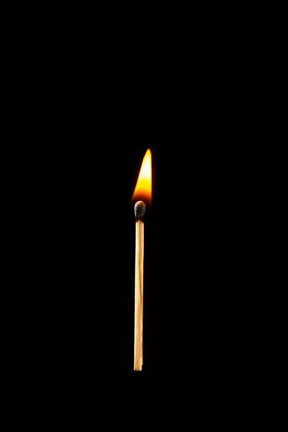 allumette brûlante sur fond sombre - Photo, image