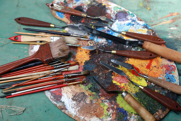 кисти, краски и палитры, все для творчества - Фото, изображение
