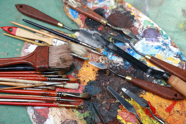 fırçalar, boyalar ve paletler, hepsi yaratıcılık için. - Fotoğraf, Görsel
