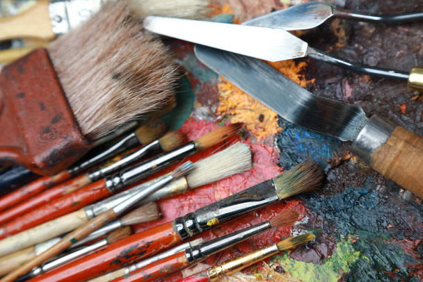 пензлі, фарби та палітру, все для творчості
 - Фото, зображення