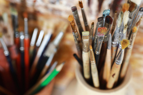 pennelli, vernici e tavolozza, tutto per la creatività - Foto, immagini