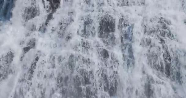 A vízesés nyugtató tájképe - Felvétel, videó