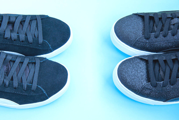 Két pár fekete tornacipő kék neon háttérrel. Az egészséges életmód koncepciója, a mindennapi edzés. Cipő a női edzéshez. Lapos fektetés - Fotó, kép