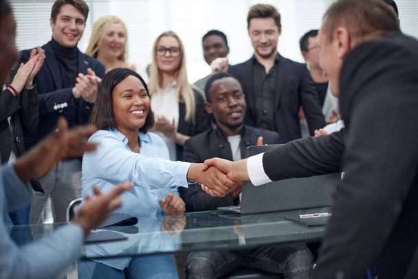 Handshake business people afher effective negotiation with clien - Zdjęcie, obraz