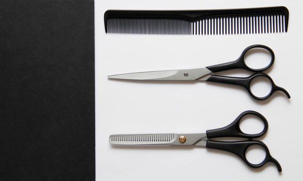 парикмахерские ножницы на рабочем столе - Фото, изображение