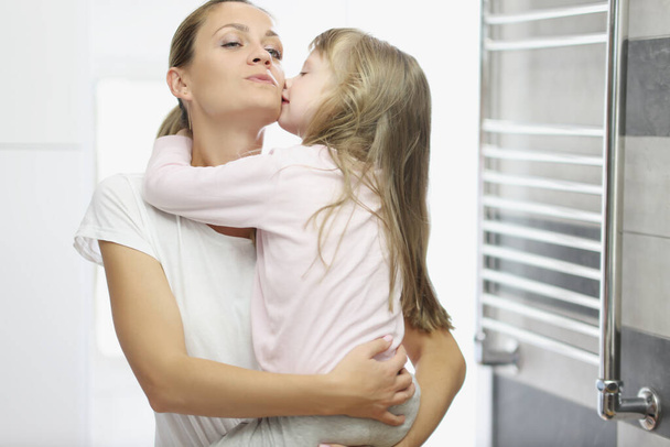 Žena drží holčičku v náručí - Fotografie, Obrázek