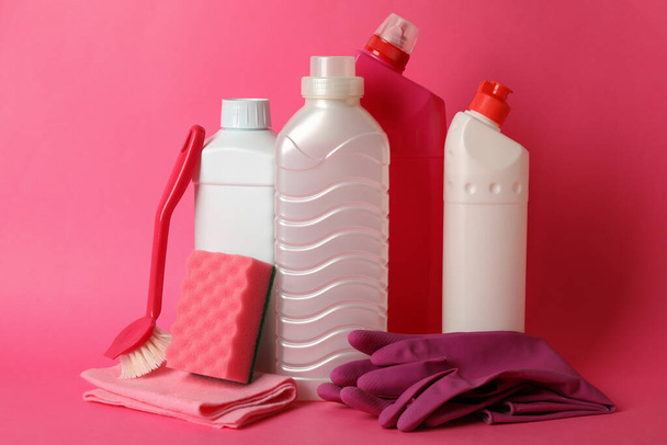Groep van verschillende reinigingsmiddelen op roze achtergrond - Foto, afbeelding