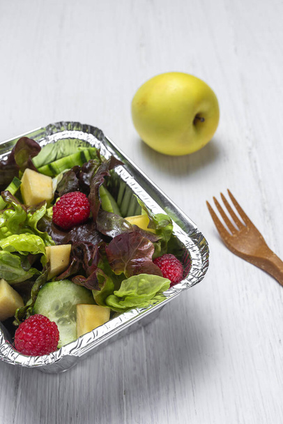 Healthy vegan Take away salad in aluminum container or food delivery. - Foto, afbeelding