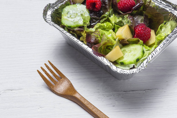 Healthy vegan Take away salad in aluminum container or food delivery. - Foto, Imagem