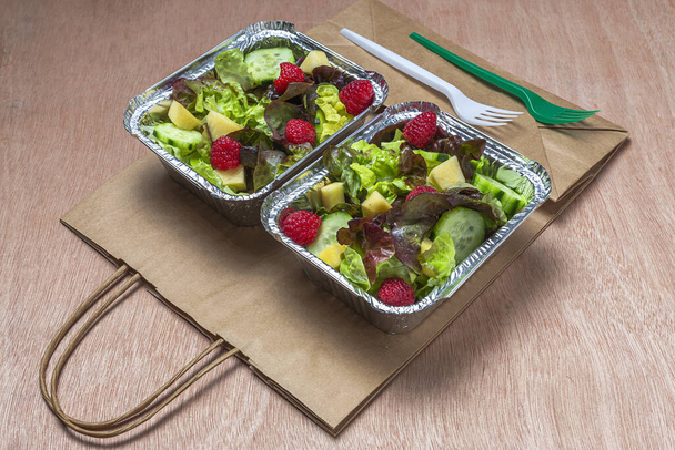 Salade végétalienne saine à emporter dans un récipient en aluminium ou livraison de nourriture. - Photo, image