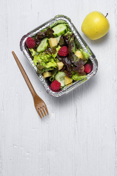 Healthy vegan Take away salad in aluminum container or food delivery. - Foto, Imagen