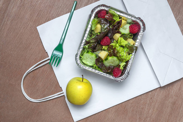 Healthy vegan Take away salad in aluminum container or food delivery. - Foto, imagen