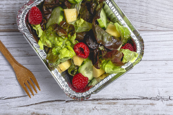 Healthy vegan Take away salad in aluminum container or food delivery. - Foto, Imagen