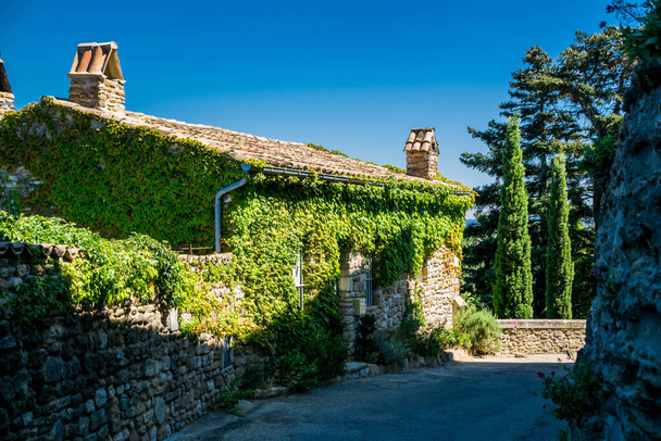 Grignan, Drmen keskiaikainen kylä Auvergne-Rhne-Alpes, Ranska, - Valokuva, kuva