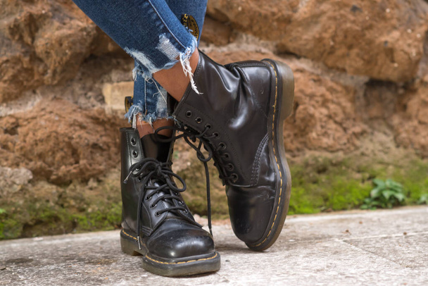 Рим, Италия - 22 января 2021: Классические черные кожаные ботинки Dr. Martens AirWair. Dr Martens - английский бренд обуви, аксессуаров и одежды - Фото, изображение