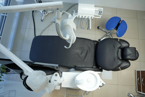 Вакантне сучасне стоматологічне крісло в стоматологічному кабінеті
 - Фото, зображення