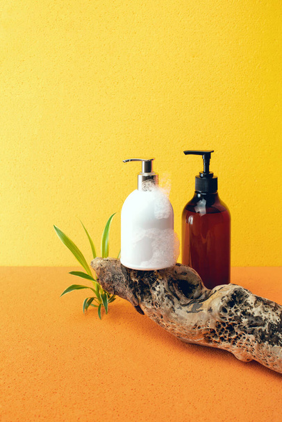 Organische vloeibare zeep, shampoo of douchegel concept, front view compositie met kopieerruimte voor een tekst - Foto, afbeelding