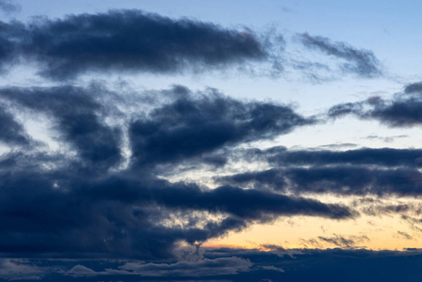 Nubes dramáticas al atardecer. nubes puesta de sol en la noche winter.the sol se esconde en el cielo. - Foto, Imagen