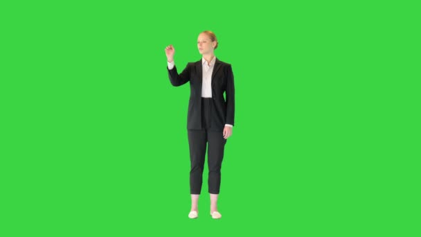Ξανθιά γυναίκα που αλληλεπιδρά με μια οθόνη εικονικής πραγματικότητας σε μια πράσινη οθόνη, Chroma Key. - Πλάνα, βίντεο