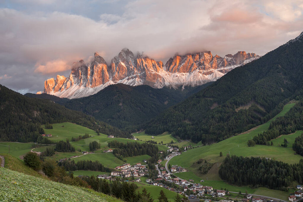 Pequeña ciudad italiana de montaña de Santa Magdalena en Val di Funes al atardecer - Foto, imagen