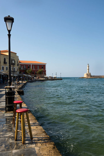 Grecia, Chania - 09 de agosto de 2018: Creta Venetian Harbor of Chania Old Town at sunny day. Isla de Creta de Grecia. Viaje romántico - Foto, imagen
