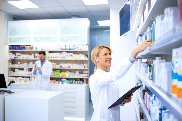 Pharmaciens travaillant en pharmacie ou en pharmacie. Soins de santé et médecine. - Photo, image