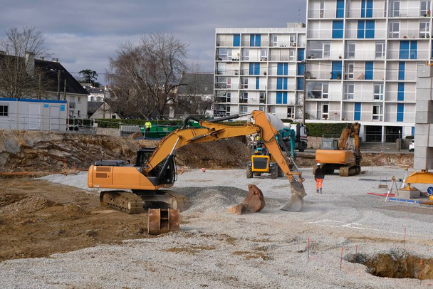 Kaivurit rakennustyömaalla Vannesissa Bretagnessa - Valokuva, kuva
