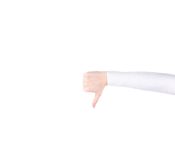 mujer caucásica brazo derecho puño apuntando pulgar hacia abajo aislado en blanco - Foto, imagen