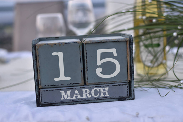 Drewniane bloki w pudełku z datą, dniem i miesiącem 15 marca. Kalendarz bloków drewnianych - Zdjęcie, obraz