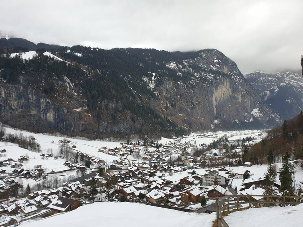 Лаутербруннен - село в районі Інтерлакен Оберхаслі в кантоні Берн у Швейцарії. Долина Лаутербруннен в зимовий час.. - Фото, зображення
