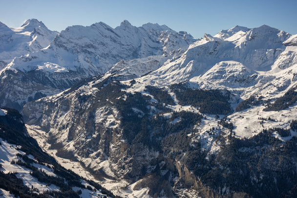 İsviçre 'nin merkezindeki Bernese Oberland' deki Wengen dağ köyü. İsviçre 'deki Jungfrauregion' in bir parçası - Fotoğraf, Görsel