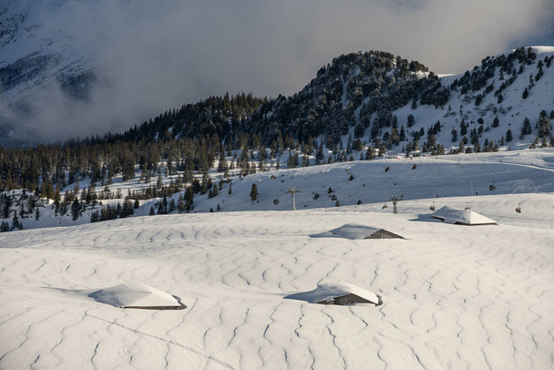 Vista de las montañas suizas en invierno. Nubes de Mittelhornin, Schreckhorn y Wetterhorn. Alpes suizos en Jungfrauregion en Suiza - Foto, imagen