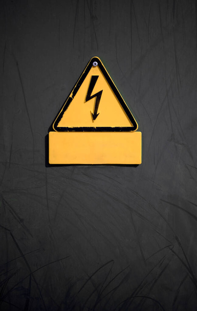 Koyu metalik arka planda sarı ve turuncu üçgen yüksek voltajlı tehlike işareti var. - Fotoğraf, Görsel