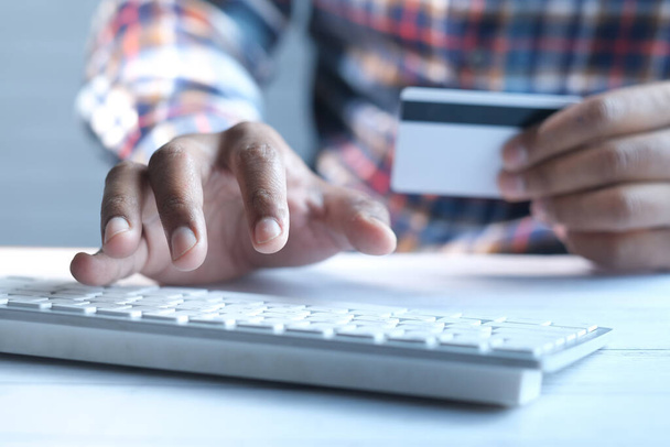 mãos homem segurando cartão de crédito e usando laptop compras on-line  - Foto, Imagem