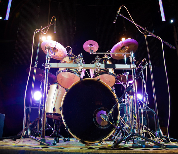 ドラムのステージ - 写真・画像
