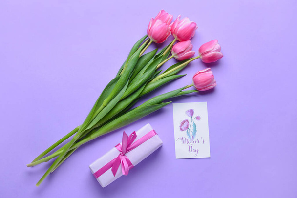 Anneler Günü için güzel çiçekler, hediye ve tebrik kartı. - Fotoğraf, Görsel