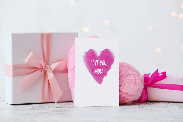 Подарки, сердечки и поздравительные открытки на день матери на светлом фоне - Фото, изображение