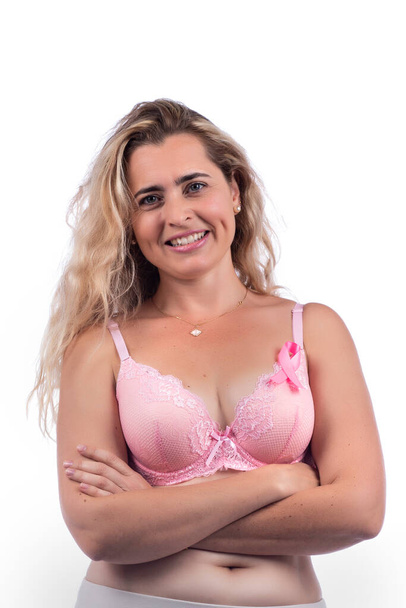 Caucásico chica usando rosa sujetador con cáncer de mama cinta sobre un fondo blanco. - Foto, imagen