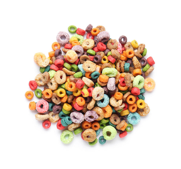 Sabrosos cereales de desayuno sobre fondo blanco - Foto, imagen