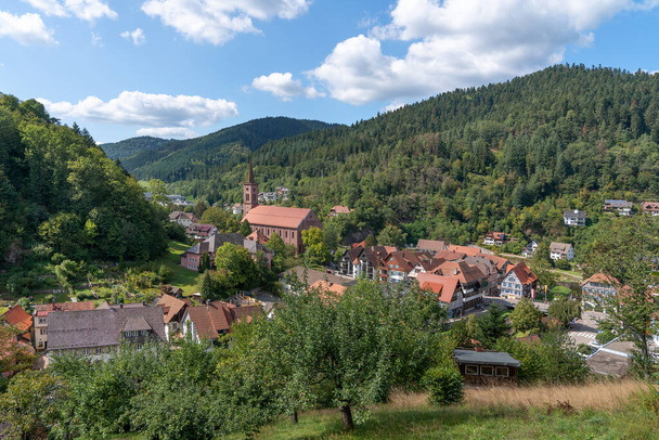 Vue à Schiltach dans la vallée de Kinzigtal, Forêt Noire, Allemagne - partie du centre-ville avec église - Photo, image