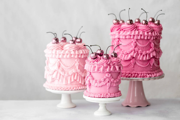 Kolme vaaleanpunainen vintage tyyli putkityylivoikreemi juhla kakkuja - Valokuva, kuva